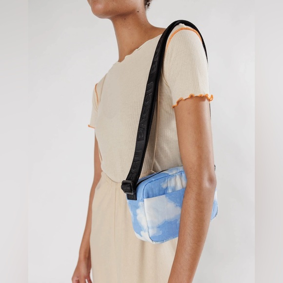 NWT BAGGU Camera Crossbody Bag - Picture 2 of 3